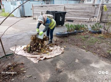 В двух районах Мариуполя коммунальщики провели уборку дворов