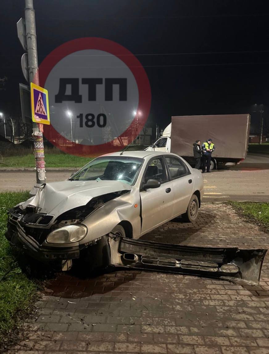 ДТП произошло на пересечении улиц.Куприна и 50 лет СССР в Мариуполе ДТП произошло на пересечении улиц.Куприна и 50 лет СССР в Мариуполе