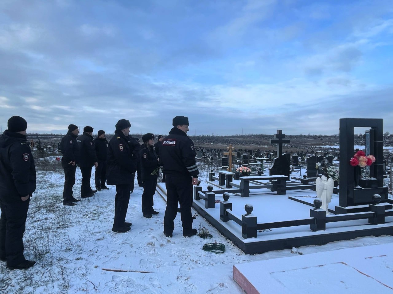 В Мариуполе сотрудники патрульно-постовой службы полиции почтили память погибших коллег