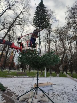 Мариупольские энергетики продолжают монтаж новогодней атрибутики