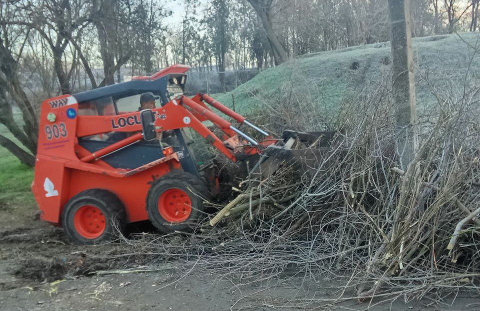 МУП "Зеленстрой" провел благоустройство кринички в парке имени Петровского МУП "Зеленстрой" провел благоустройство кринички в парке имени Петровского