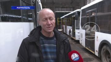 Город в ожидании праздника: сотрудники «МАРИУПОЛЬТРАНСА» украшают муниципальный транспорт