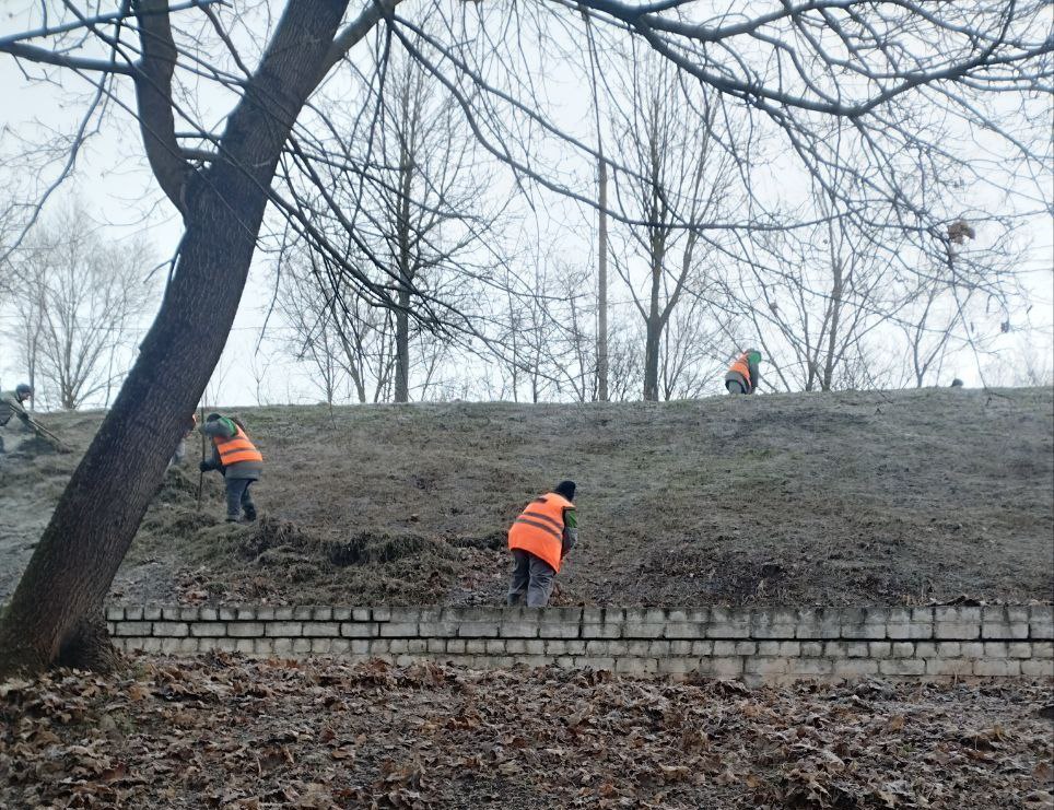 МУП "Зеленстрой" провел благоустройство кринички в парке имени Петровского МУП "Зеленстрой" провел благоустройство кринички в парке имени Петровского