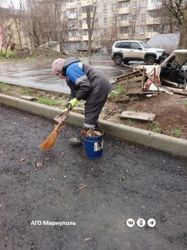 Коммунальщики продолжают наводить порядок в мариупольских дворах