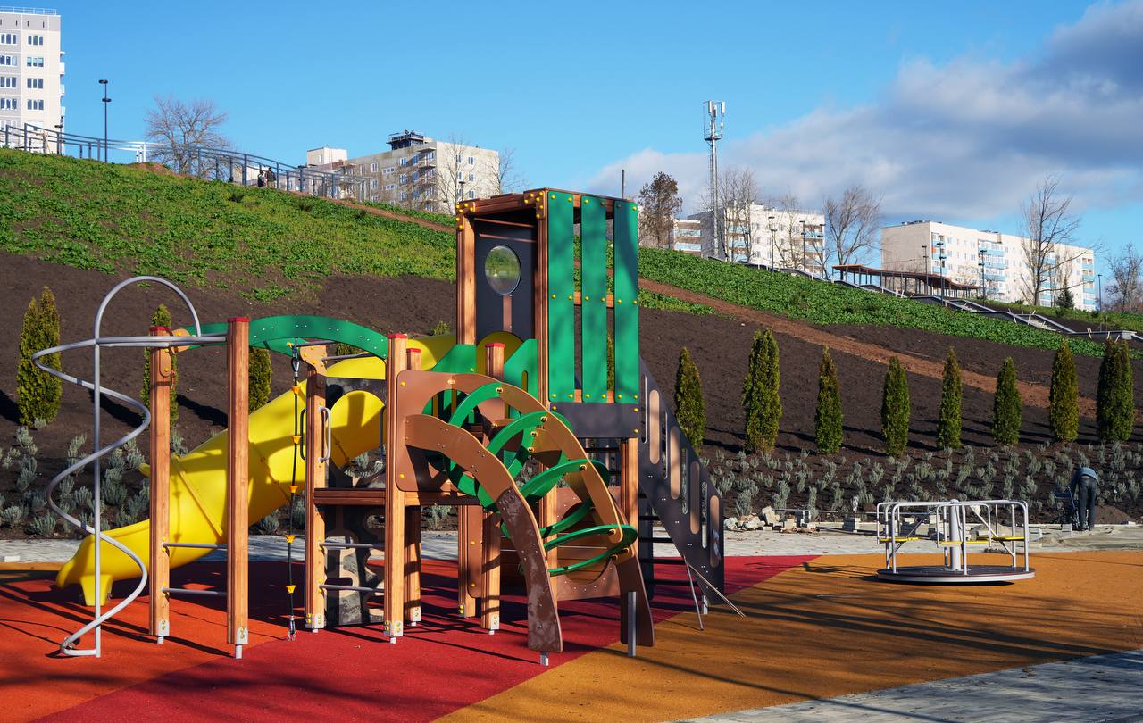 Вместо заброшки - новый парк: В Мариуполе создают место для отдыха с впечатляющими морскими видами Вместо заброшки - новый парк: В Мариуполе создают место для отдыха с впечатляющими морскими видами