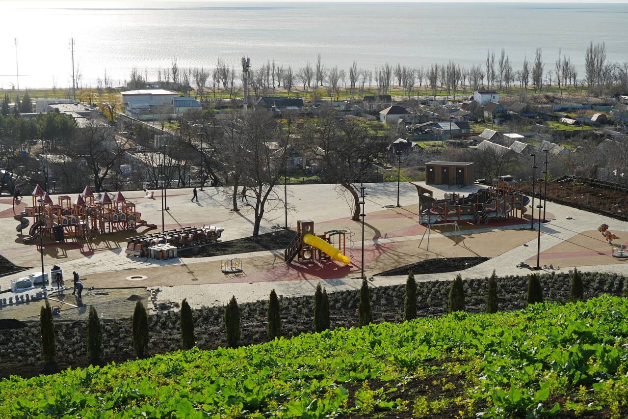 Вместо заброшки - новый парк: В Мариуполе создают место для отдыха с впечатляющими морскими видами Вместо заброшки - новый парк: В Мариуполе создают место для отдыха с впечатляющими морскими видами
