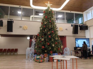 Дворец детского и юношеского творчества к праздникам готов! Елка, фото зоны, выставка декоративно-прикладного искусства и рисунков: атмосфера новогодних каникул повсюду