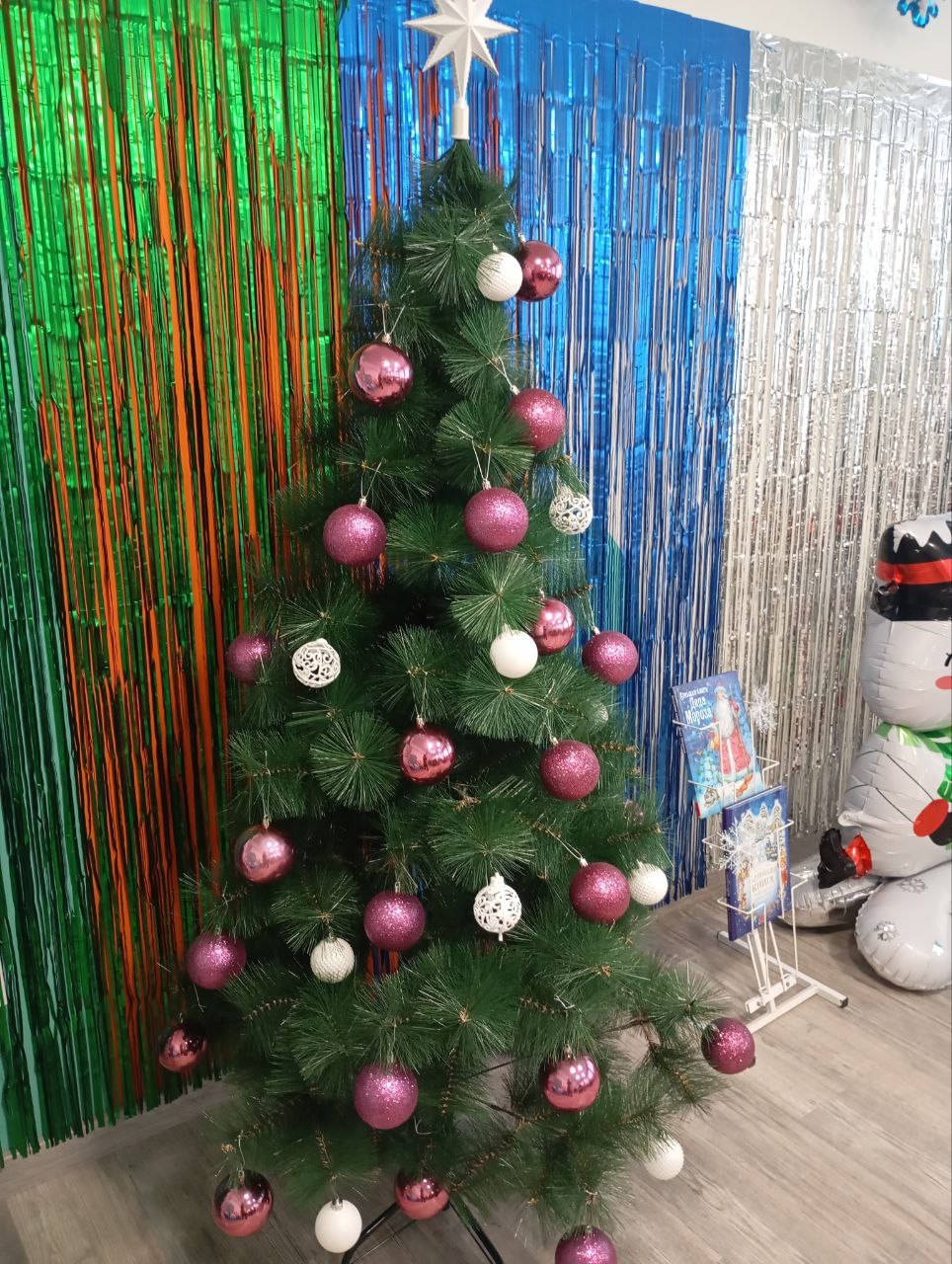 Сегодня в мариупольской библиотеке им. Г.Х. Андерсена, в день Святого Николая, атмосфера была наполнена предвкушением чуда и праздничным настроением Сегодня в мариупольской библиотеке им. Г.Х. Андерсена, в день Святого Николая, атмосфера была наполнена предвкушением чуда и праздничным настроением