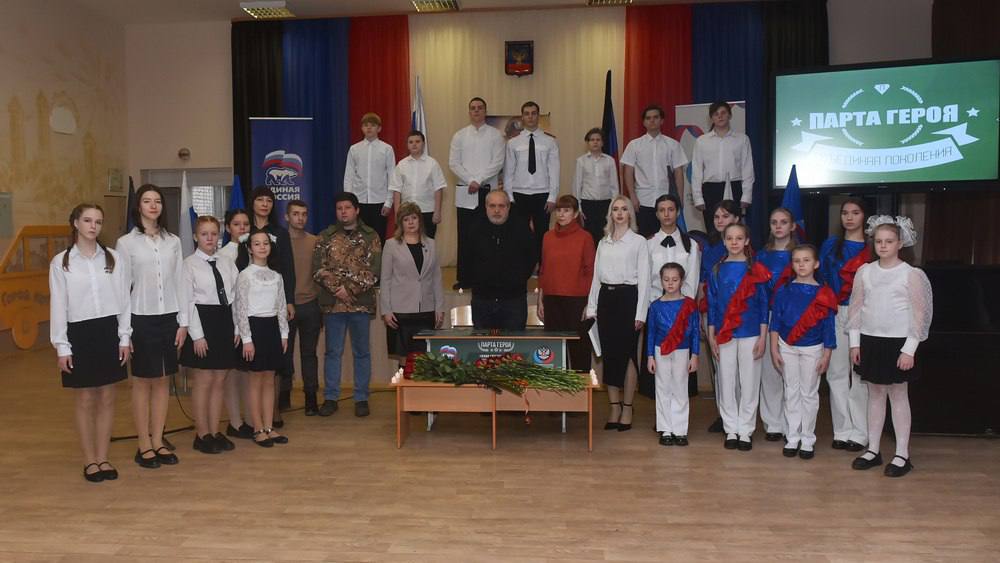 В школе №88 в Донецке открыли «Парту Героя» в память о журналистах В школе №88 в Донецке открыли «Парту Героя» в память о журналистах