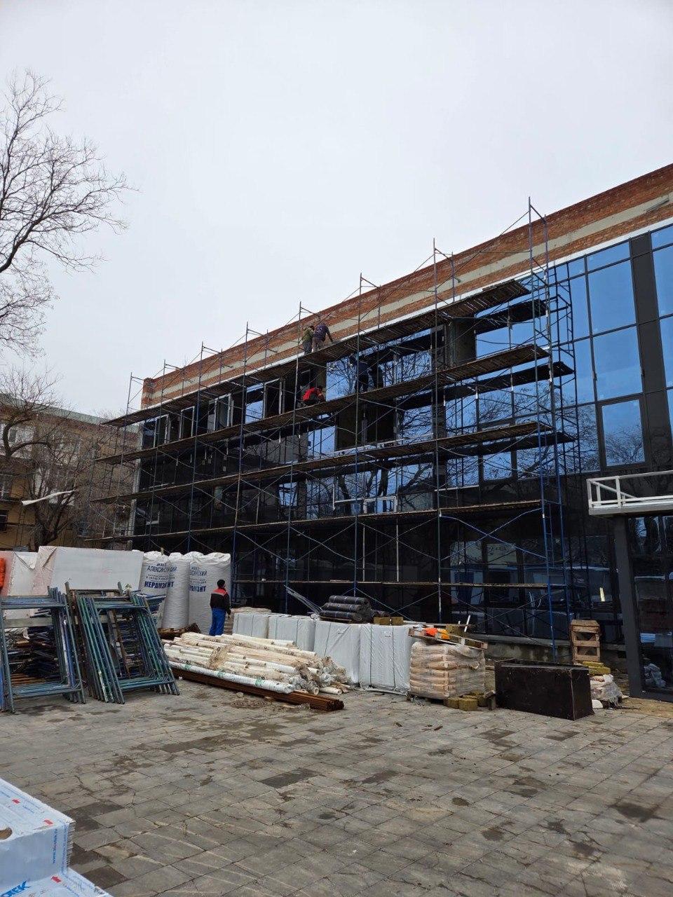 Строители из Санкт-Петербурга продолжают работы в спорткомплексе «Нептун» в Мариуполе Строители из Санкт-Петербурга продолжают работы в спорткомплексе «Нептун» в Мариуполе