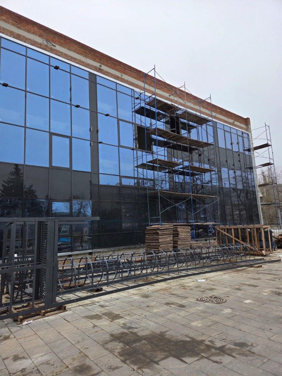 Строители из Санкт-Петербурга продолжают работы в спорткомплексе «Нептун» в Мариуполе Строители из Санкт-Петербурга продолжают работы в спорткомплексе «Нептун» в Мариуполе