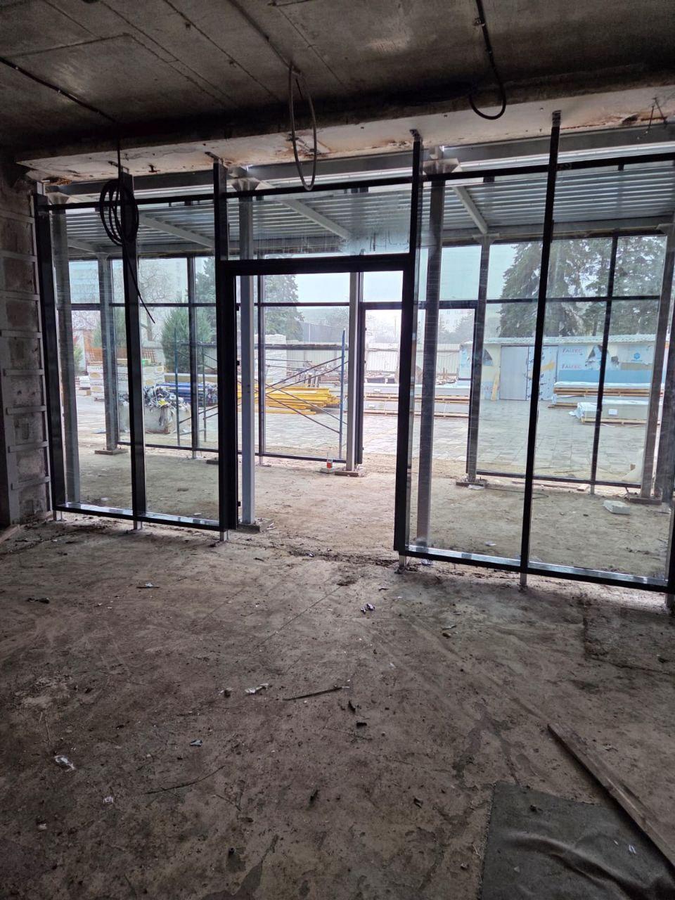 Строители из Санкт-Петербурга продолжают работы в спорткомплексе «Нептун» в Мариуполе Строители из Санкт-Петербурга продолжают работы в спорткомплексе «Нептун» в Мариуполе