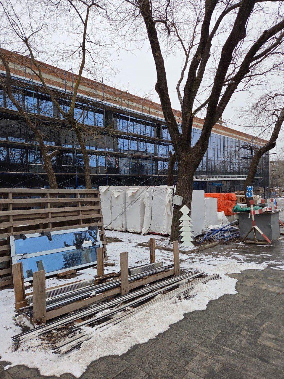 Строители из Санкт-Петербурга продолжают работы в спорткомплексе «Нептун» в Мариуполе Строители из Санкт-Петербурга продолжают работы в спорткомплексе «Нептун» в Мариуполе