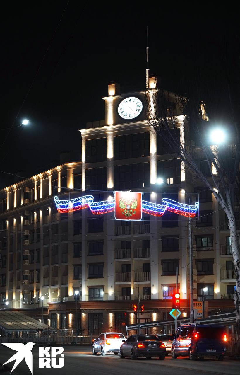 Мариупольский дом с часами ночью Мариупольский дом с часами ночью