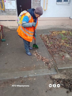 В трех районах Мариуполя коммунальщики провели уборку придомовых территорий