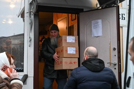 В преддверии Нового года петербургские волонтёры передали в Донбасс две тысячи новогодних подарков для детей и подопечных социальных учреждений