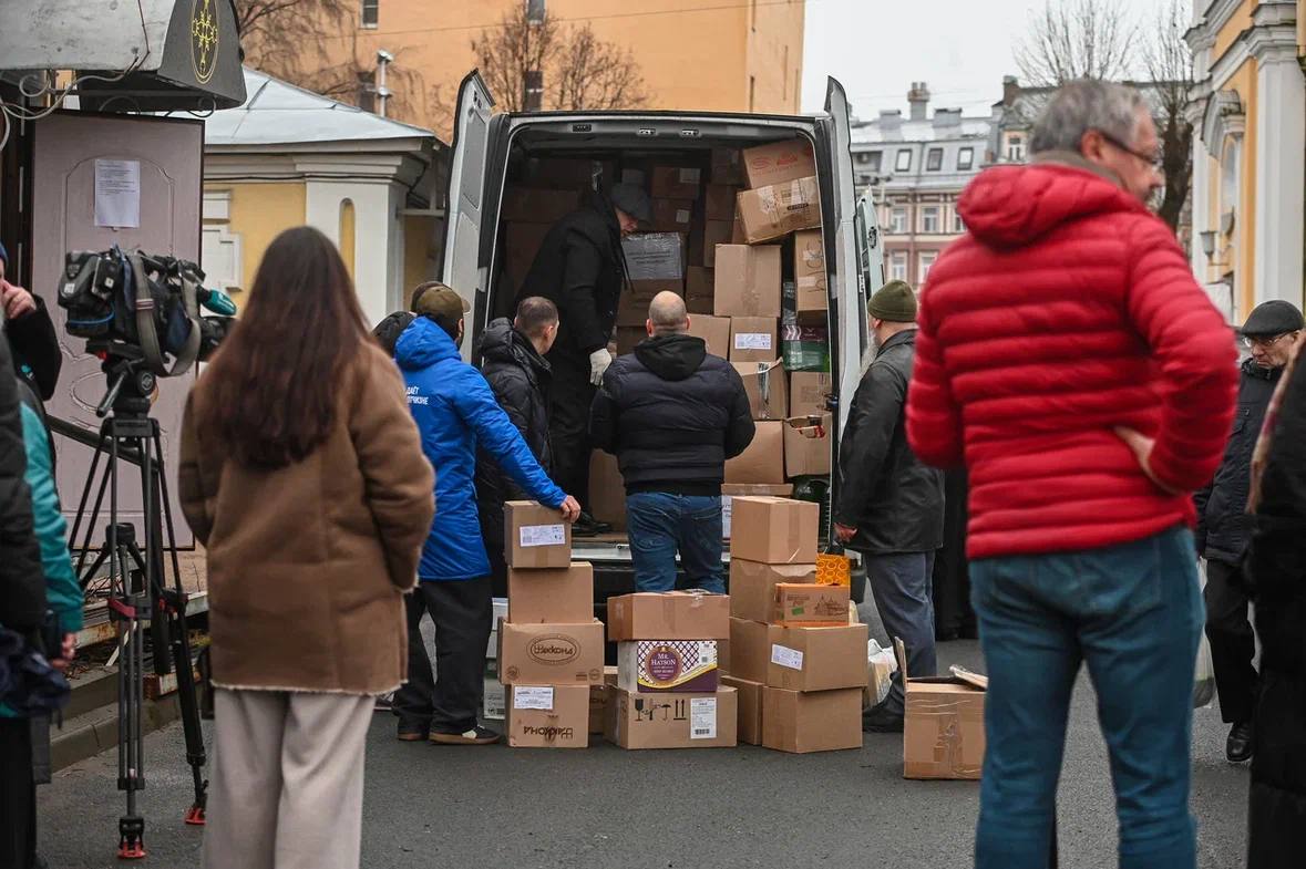 В преддверии Нового года петербургские волонтёры передали в Донбасс две тысячи новогодних подарков для детей и подопечных социальных учреждений В преддверии Нового года петербургские волонтёры передали в Донбасс две тысячи новогодних подарков для детей и подопечных социальных учреждений