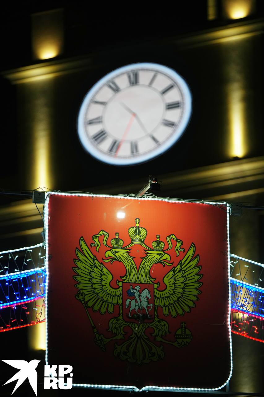 Мариупольский дом с часами ночью