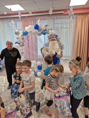 Счастливая семья – главный новогодний подарок: в мариупольском «Родничке» прошла праздничная викторина для малышей