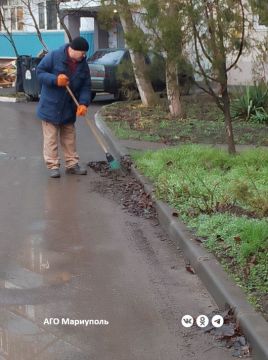 В двух районах Мариуполя коммунальщики привели в порядок очередные дворы многоэтажек
