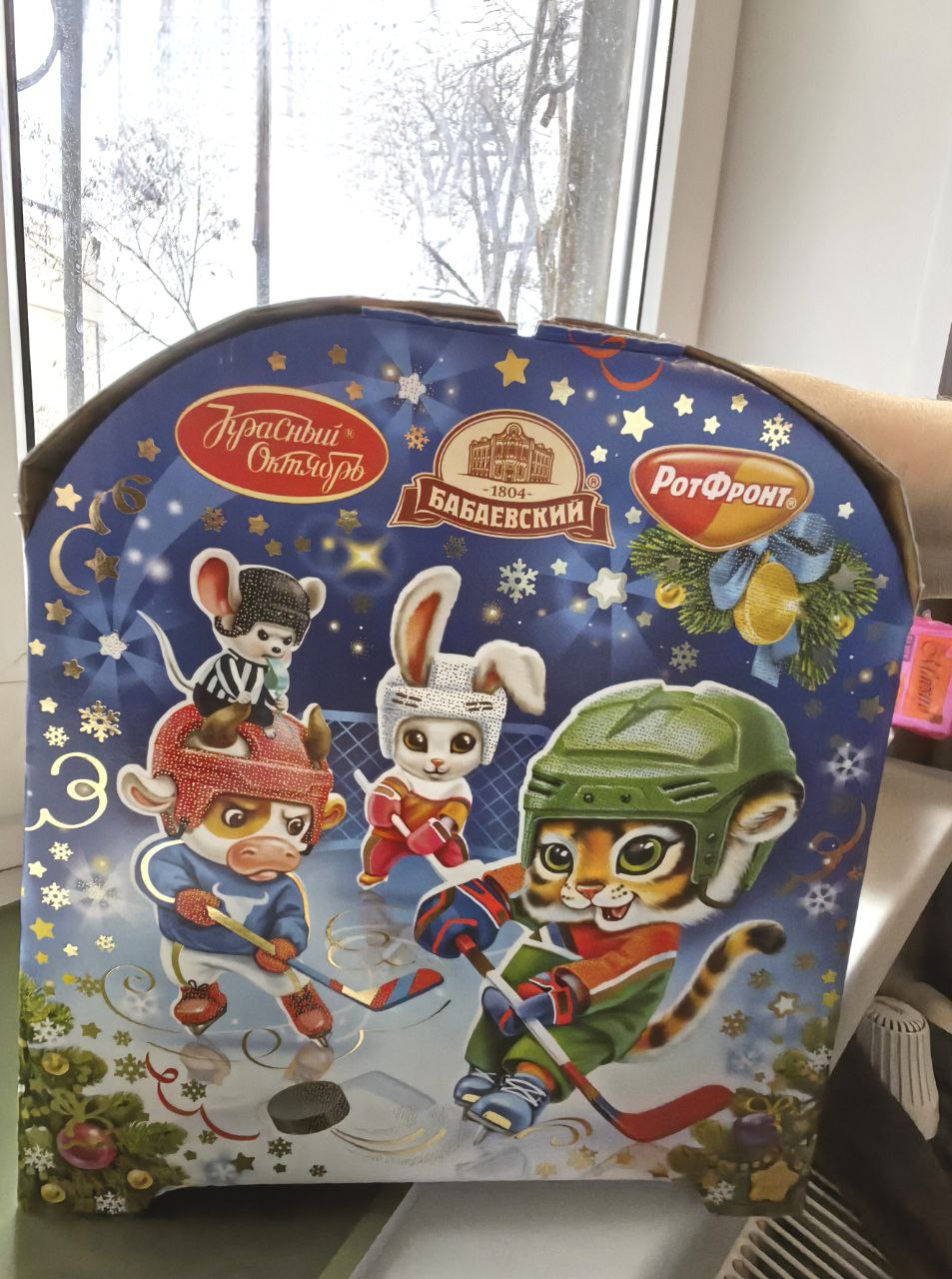 В эти дни в мариупольских школах детям вручают подарочные наборы от Санкт-Петербурга - новогодние коробки с кондитерскими изделиями