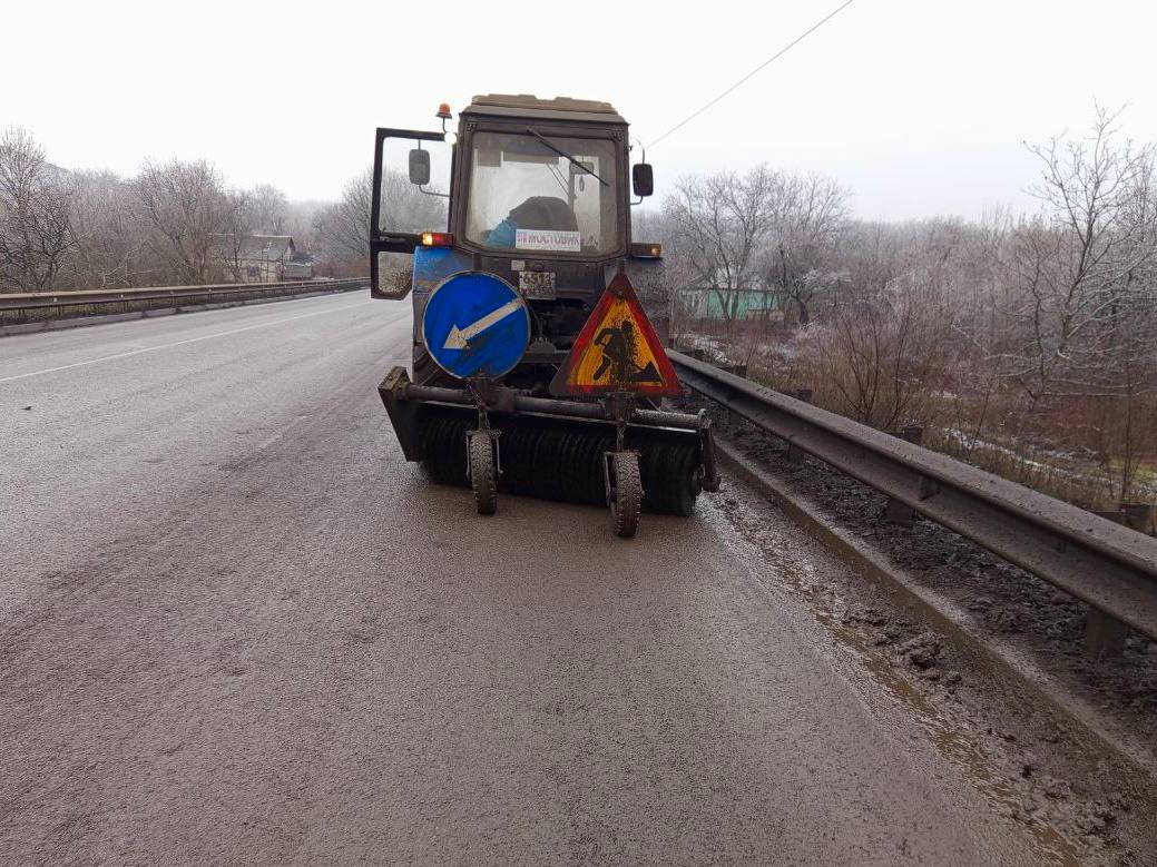 Продолжаем работы в рамках зимнего содержания на автомобильных дорогах общего пользования Продолжаем работы в рамках зимнего содержания на автомобильных дорогах общего пользования