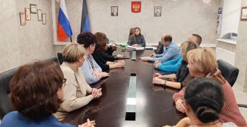 В управе Жовтневого внутригородского района города Мариуполя состоялась рабочая встреча руководителя управы Оксаны Кирьякуловой с сотрудниками