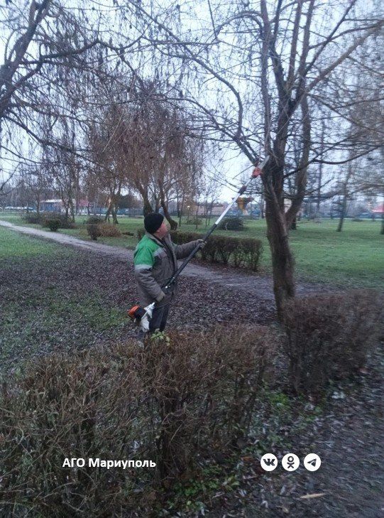 Мариупольские коммунальщики провели очередные работы по благоустройству зеленых зон