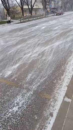 Поземка — безобидная разновидность метели, когда снег переносится ветром невысоко над землёй