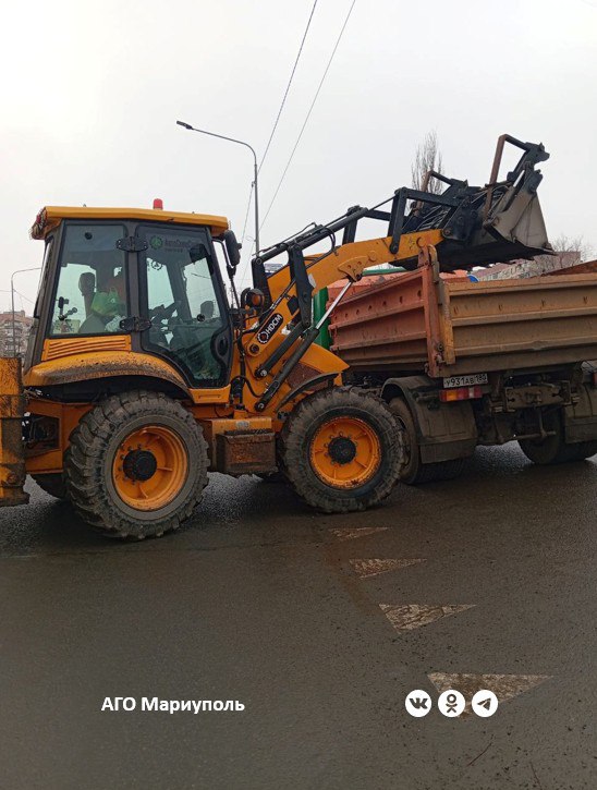 В Мариуполе расчищают городские дороги от грязи и мусора В Мариуполе расчищают городские дороги от грязи и мусора