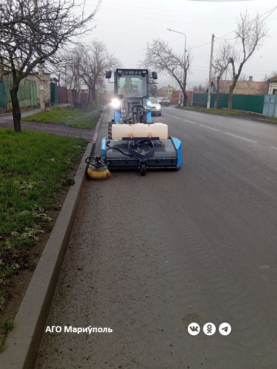 В Мариуполе расчищают городские дороги от грязи и мусора В Мариуполе расчищают городские дороги от грязи и мусора