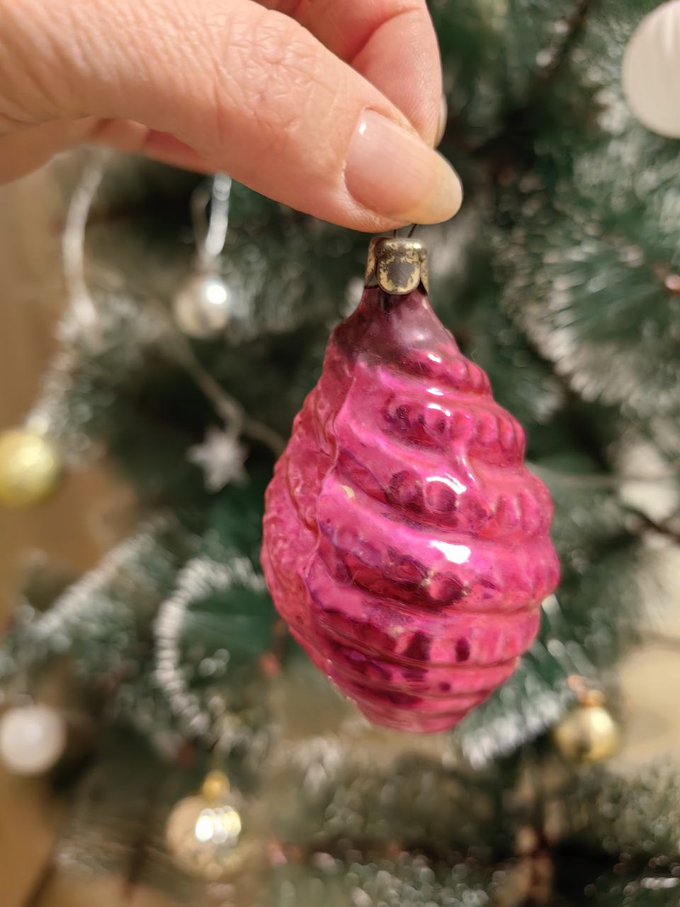 Волшебство тонкого стекла. В наши дни новогодние игрушки, которым несколько десятков лет, большая редкость, тем более в Мариуполе - многие вещи, тем более такие хрупкие, не пережили событий 2022 года Волшебство тонкого стекла. В наши дни новогодние игрушки, которым несколько десятков лет, большая редкость, тем более в Мариуполе - многие вещи, тем более такие хрупкие, не пережили событий 2022 года