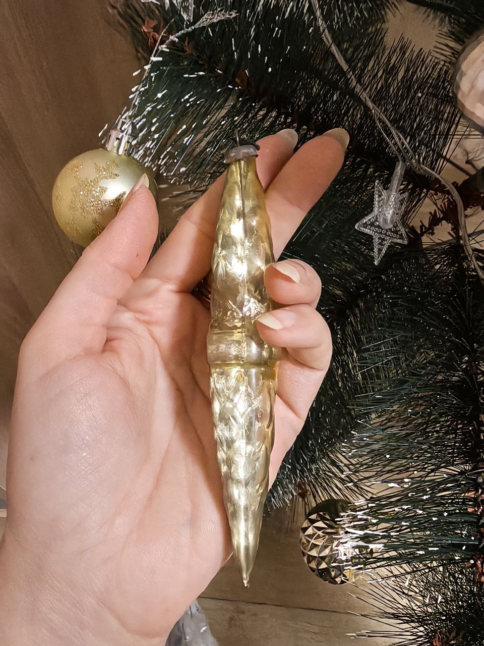 Волшебство тонкого стекла. В наши дни новогодние игрушки, которым несколько десятков лет, большая редкость, тем более в Мариуполе - многие вещи, тем более такие хрупкие, не пережили событий 2022 года Волшебство тонкого стекла. В наши дни новогодние игрушки, которым несколько десятков лет, большая редкость, тем более в Мариуполе - многие вещи, тем более такие хрупкие, не пережили событий 2022 года