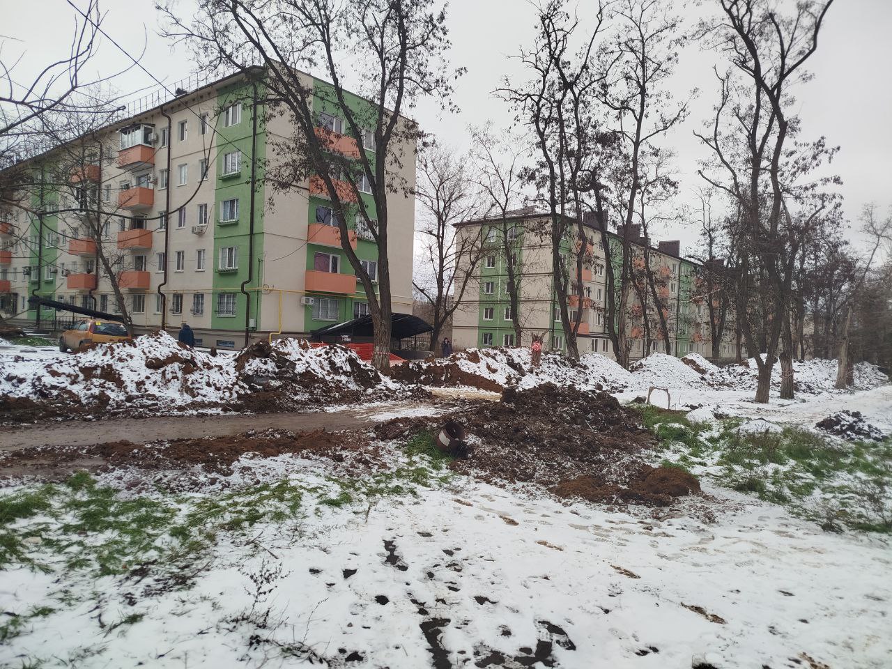 На аллее бульвара 221-й стрелковой дивизии продолжаются работы на сетях На аллее бульвара 221-й стрелковой дивизии продолжаются работы на сетях