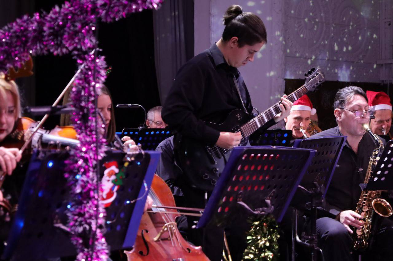 Новогоднее конфетти» от Эстрадно-симфонического оркестра: праздник музыки в Мариуполе! Новогоднее конфетти» от Эстрадно-симфонического оркестра: праздник музыки в Мариуполе!