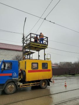 Мариупольтранс: Специалистами службы энергохозяйства МУП "МАРИУПОЛЬТРАНС" выполнены работы по сезонной регулировке величины натяжения контактного провода трамвая на всём протяжении контактной сети -24,453 км одиночного пути