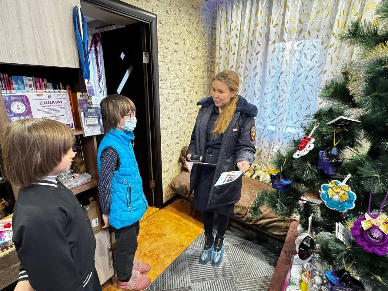 Транспортные полицейские Донецка приняли участие во всероссийской акции «Полицейский Дед Мороз» Транспортные полицейские Донецка приняли участие во всероссийской акции «Полицейский Дед Мороз»