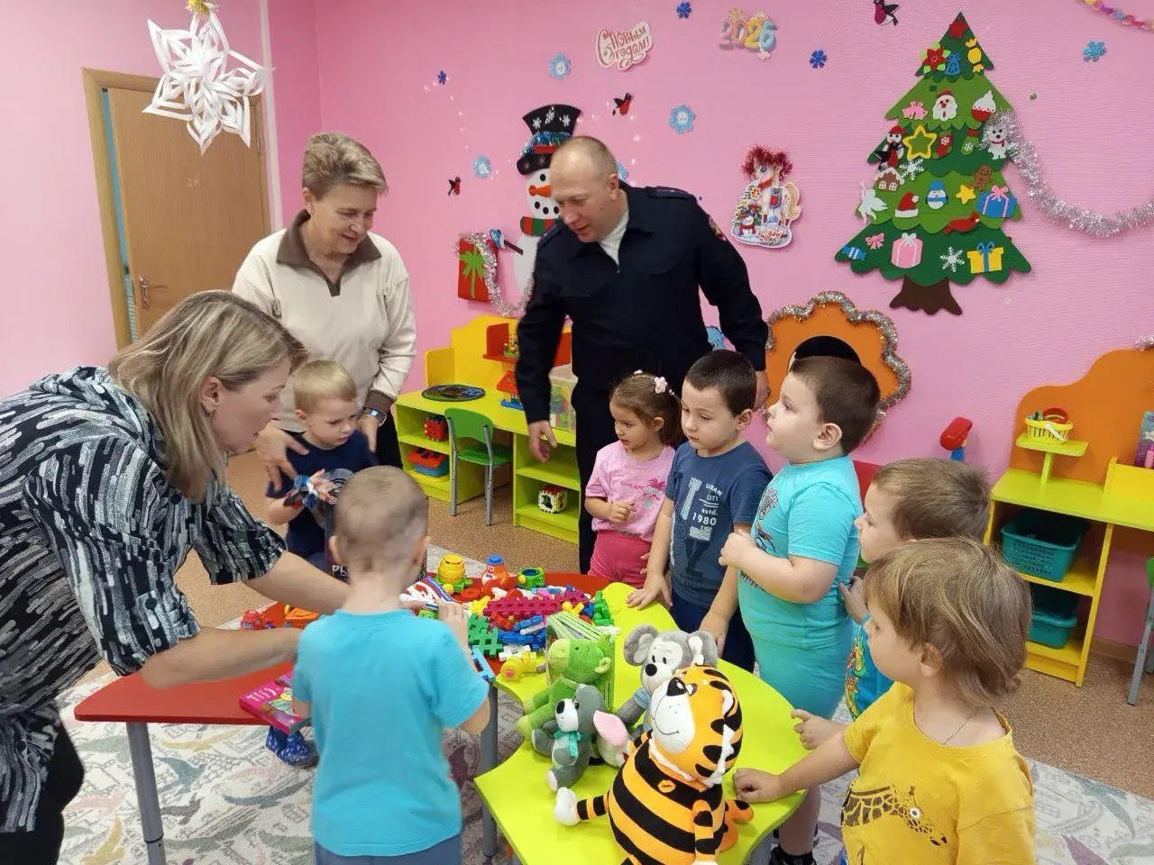 Транспортные полицейские Донецка приняли участие во всероссийской акции «Полицейский Дед Мороз» Транспортные полицейские Донецка приняли участие во всероссийской акции «Полицейский Дед Мороз»