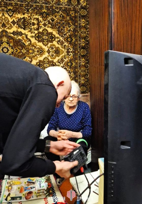 Дружина рядом. Активисты Мариупольского штаба Народной Дружины вновь проявили свою заботу о старшем поколении, посетив пожилую женщину — Борисенко Асю Николаевну Дружина рядом. Активисты Мариупольского штаба Народной Дружины вновь проявили свою заботу о старшем поколении, посетив пожилую женщину — Борисенко Асю Николаевну