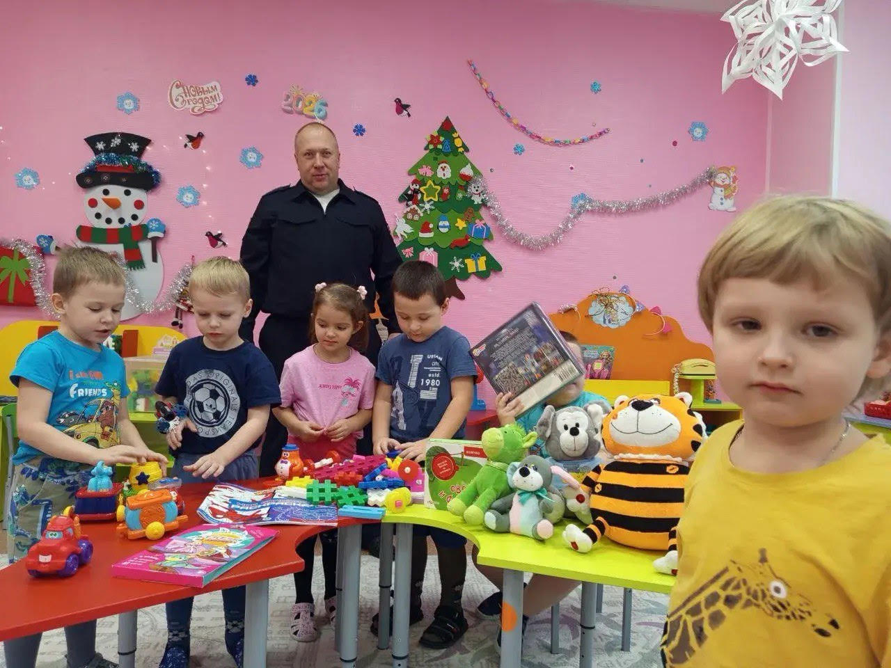 Транспортные полицейские Донецка приняли участие во всероссийской акции «Полицейский Дед Мороз» Транспортные полицейские Донецка приняли участие во всероссийской акции «Полицейский Дед Мороз»