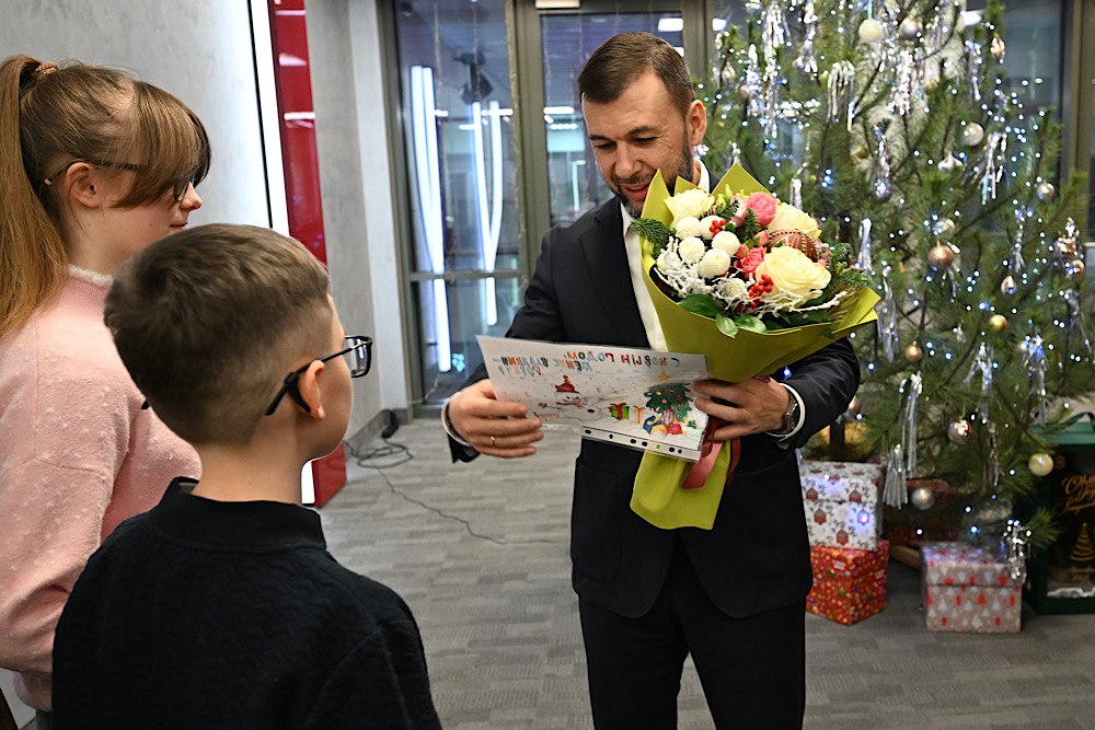 Денис Пушилин: Вручил подарки юным жителям региона, которые приняли участие во Всероссийской акции «Елка желаний» Денис Пушилин: Вручил подарки юным жителям региона, которые приняли участие во Всероссийской акции «Елка желаний»