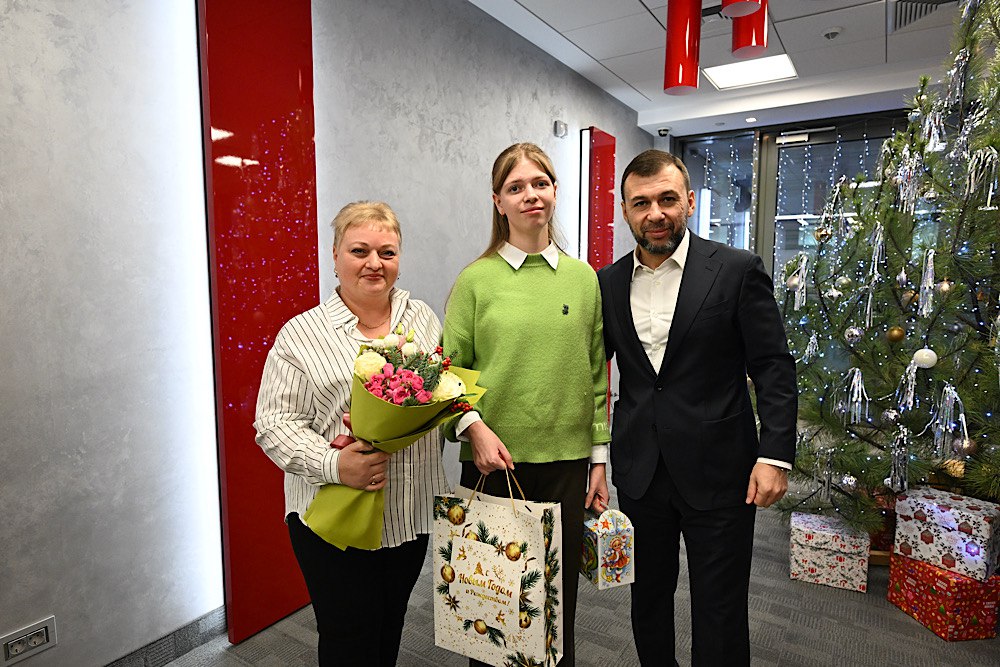 Денис Пушилин: Вручил подарки юным жителям региона, которые приняли участие во Всероссийской акции «Елка желаний» Денис Пушилин: Вручил подарки юным жителям региона, которые приняли участие во Всероссийской акции «Елка желаний»