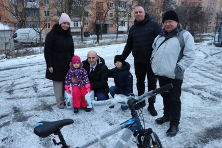 Гурген Малхасян: Чудеса продолжаются. Передал подарок от заместителя министра промышленности и торговли РФ Ивана Куликова десятилетнему Максиму из города Мариуполь в рамках акции "Елка желаний" - велосипед