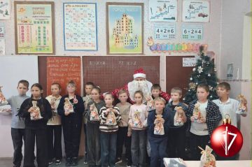 Школьники в ДНР получили подарки от росгвардейского Деда Мороза