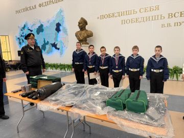 Санкт-Петербург поздравил курсантов Нахимовского военно-морского училища города-побратима Мариуполя с наступающим Новым годом!