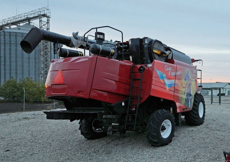 На одном из зерноперерабатывающих предприятий, расположенном в поселке Володарское под Мариуполем, корреспондент «КП Донецк» заметил патриотичный зерноуборочный комбайн GS12 производства «Брянсксельмаш» На одном из зерноперерабатывающих предприятий, расположенном в поселке Володарское под Мариуполем, корреспондент «КП Донецк» заметил патриотичный зерноуборочный комбайн GS12 производства «Брянсксельмаш»