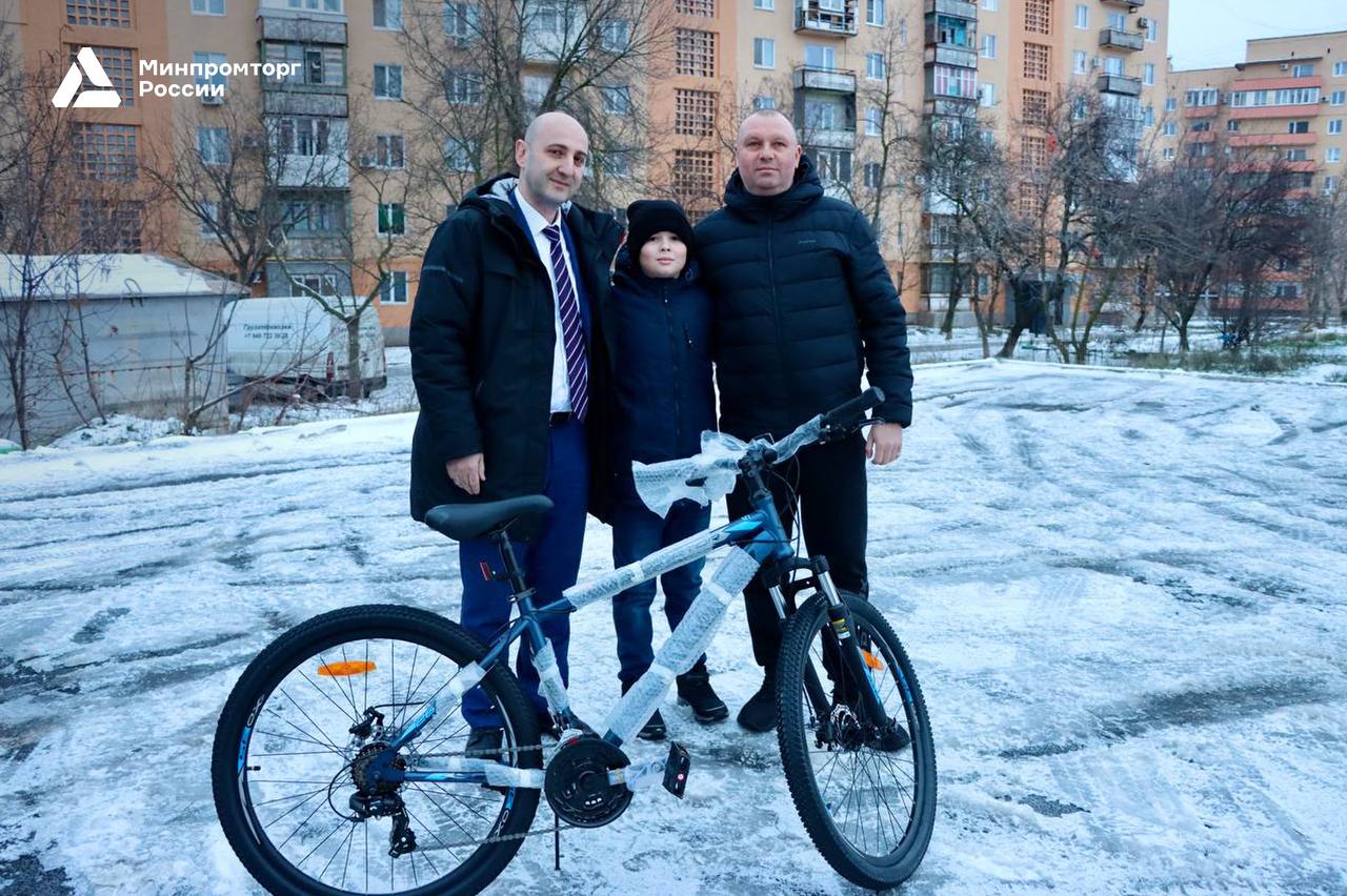 Иван Куликов исполнил мечты двух ребят в рамках «Ёлки желаний» Иван Куликов исполнил мечты двух ребят в рамках «Ёлки желаний»