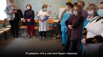 Поздравили с Новым годом маленьких пациентов детской в горбольницы № 2. Они настоящие герои — борются с болезнями как отважные воины