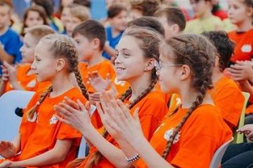 Более 100 школьников Мариуполя проводят новогодние каникулы в Санкт-Петербурге