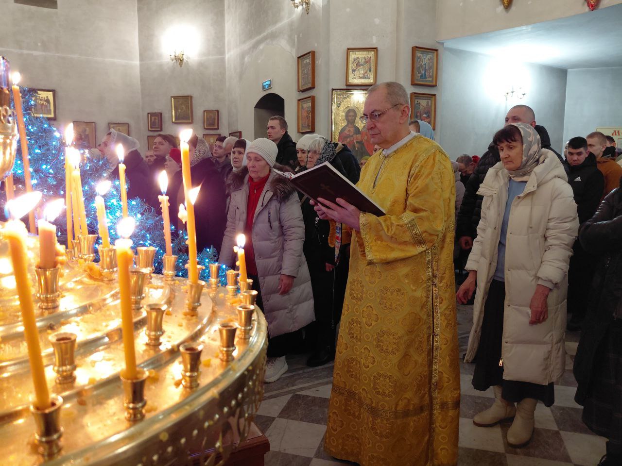 С Рождеством Христовым!. В эту рождественскую ночь Свято-Владимирский храм Мариуполя наполнился особым светом Тёплое мерцание свечей, тихая молитва и чувство единства: Рождество приходит туда, где есть вера, надежда и любовь С Рождеством Христовым!. В эту рождественскую ночь Свято-Владимирский храм Мариуполя наполнился особым светом Тёплое мерцание свечей, тихая молитва и чувство единства: Рождество приходит туда, где есть вера, надежда и любовь